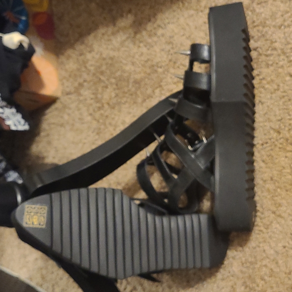 Shoes - Picture 5 of 7